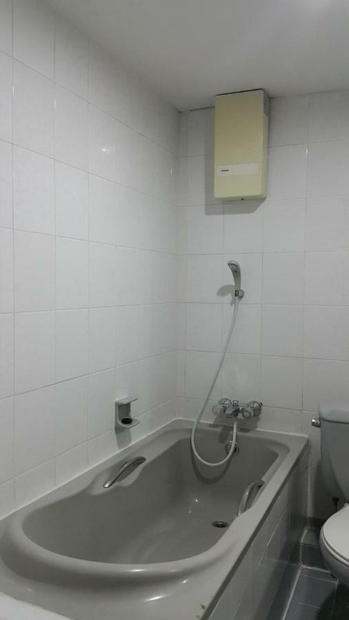 West Wing Mansion Aparthotel Bangkok Bagian luar foto