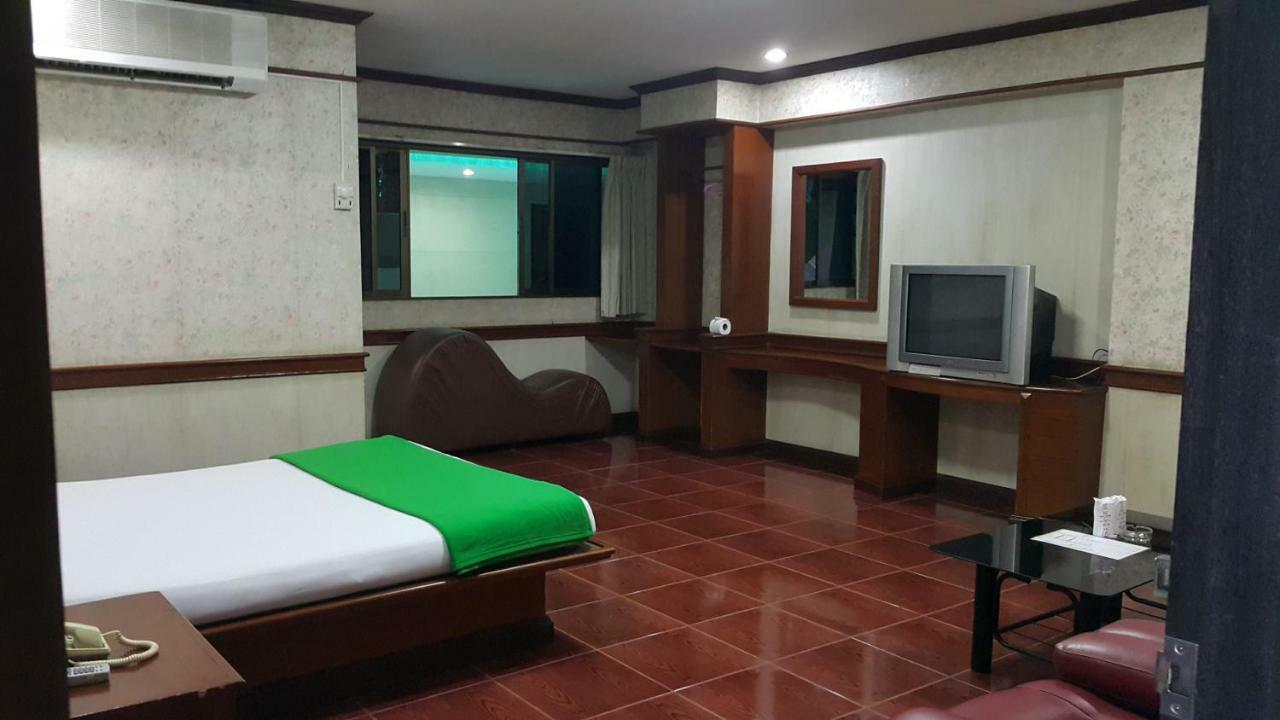 West Wing Mansion Aparthotel Bangkok Bagian luar foto