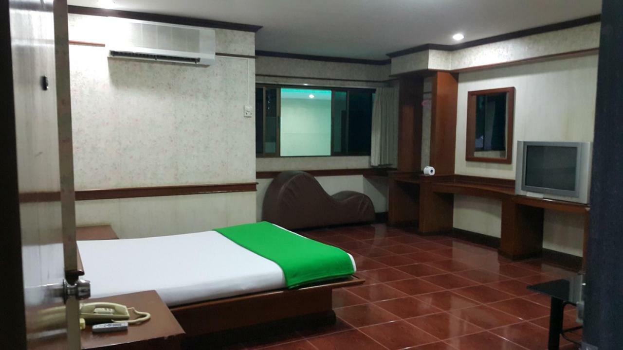 West Wing Mansion Aparthotel Bangkok Bagian luar foto