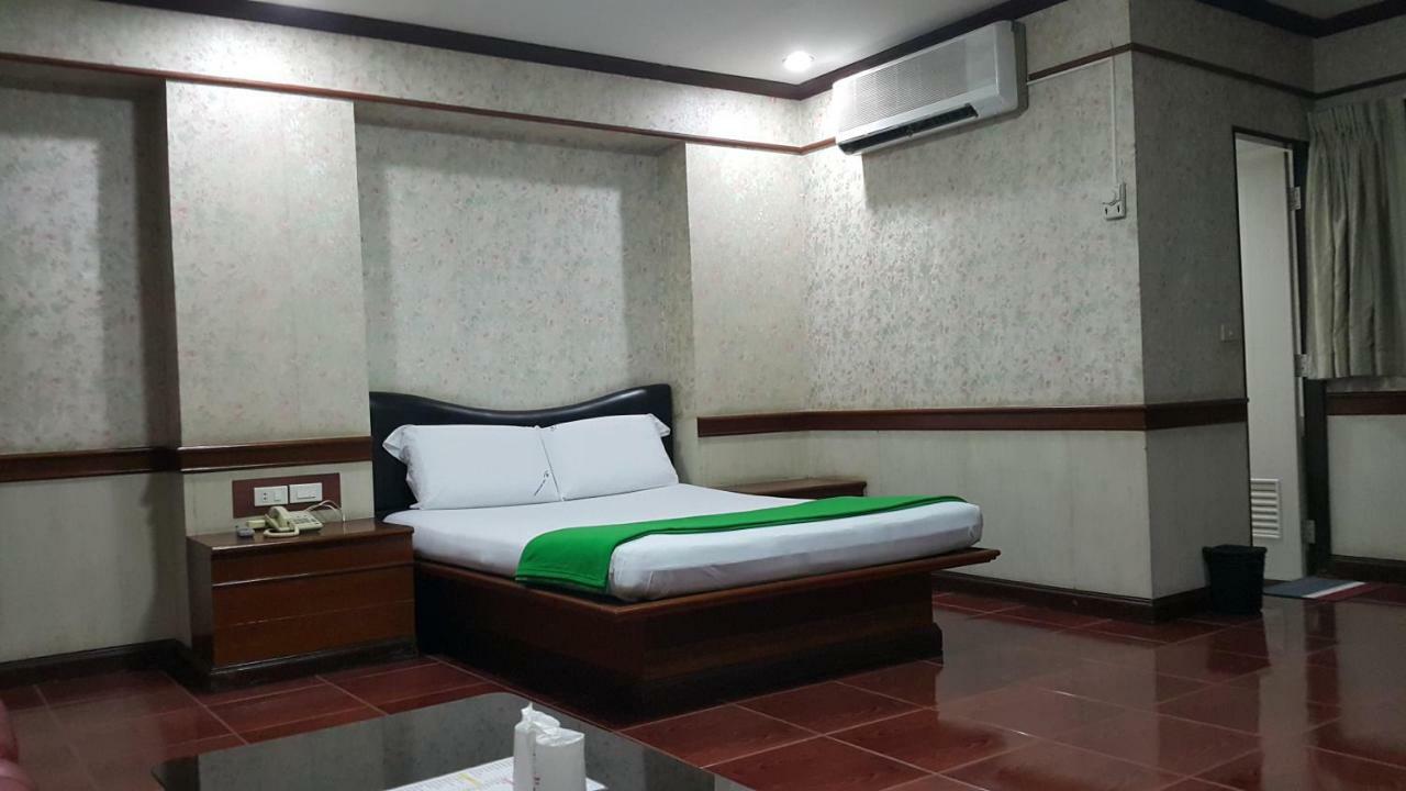 West Wing Mansion Aparthotel Bangkok Bagian luar foto