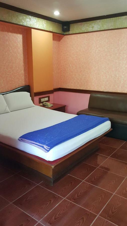 West Wing Mansion Aparthotel Bangkok Bagian luar foto