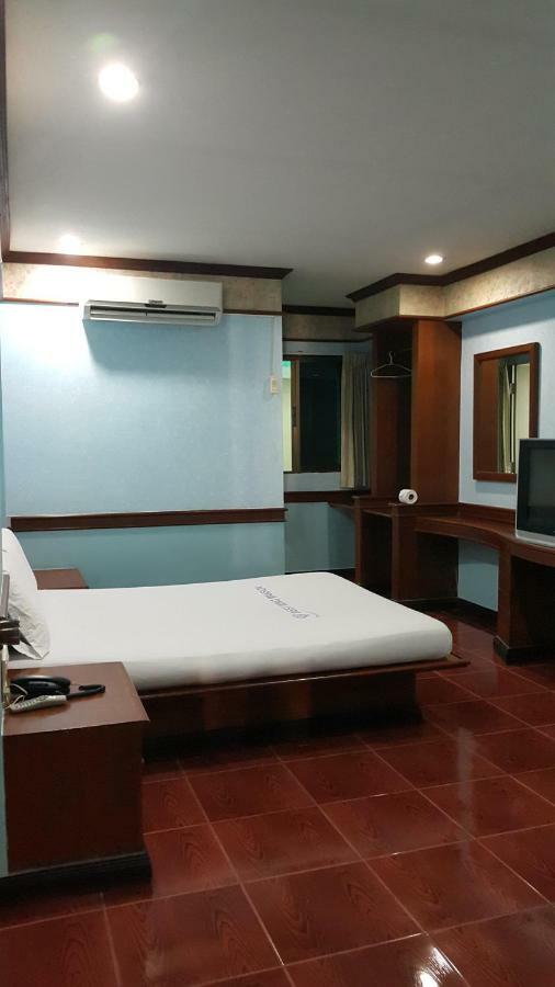 West Wing Mansion Aparthotel Bangkok Bagian luar foto